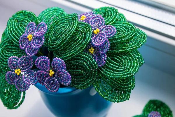 Buquê Violetas Tecidas Partir Contas Vaso Cerâmica Azul — Fotografia de Stock