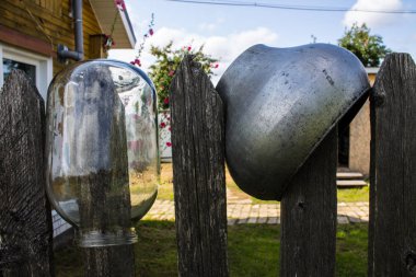 Dökme demir tencere açık bir yaz gününde köyde çit üzerinde kurutma