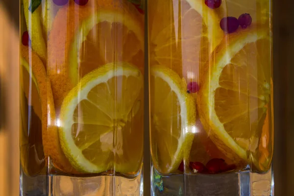 Ένα Δροσιστικό Ποτό Φρέσκιες Φέτες Πορτοκαλιού Και Λεμονιού Ένα Διαυγές — Φωτογραφία Αρχείου
