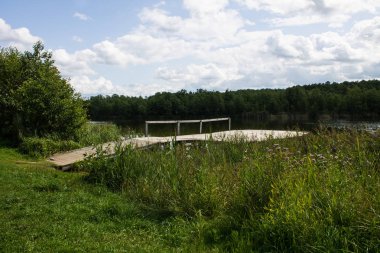 Berrak bir yaz gününde nehir üzerinde ahşap köprüler