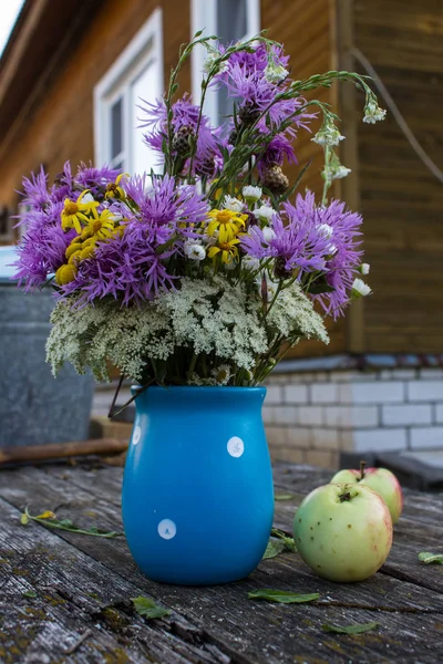 Buquê Colorido Flores Prado Verão Vaso Azul — Fotografia de Stock