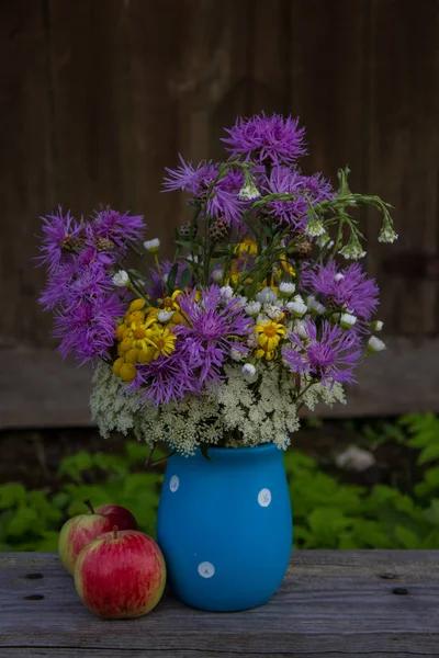 Buquê Colorido Flores Prado Verão Vaso Azul — Fotografia de Stock