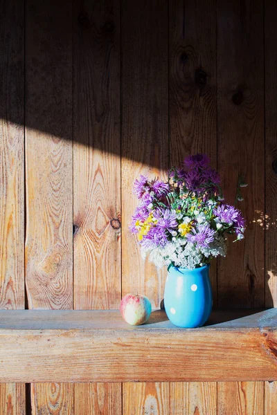 Buquê Colorido Flores Prado Verão Vaso Azul — Fotografia de Stock