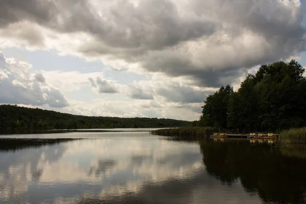 Sommerlandschaft Mit Grünen Bäumen Und Spiegelungen Fluss Russland — Stockfoto