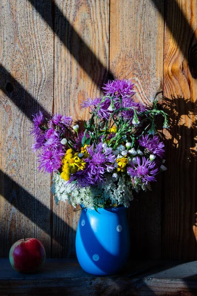 Buquê Colorido Flores Prado Verão Vaso Azul — Fotografia de Stock
