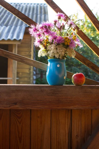 Colorato Bouquet Fiori Prato Estivo Vaso Blu — Foto Stock