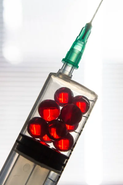 Tıbbi Şırınga Retinol Vitaminleri Asetat Ile Kırmızı Kapsül Ile Dolu — Stok fotoğraf