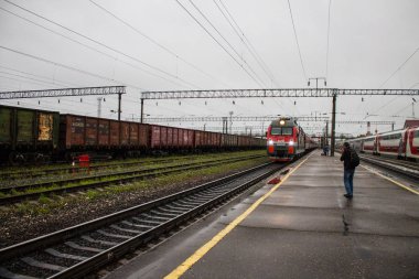 Murom, Vladimir bölgesi / Rusya - 11 Ağustos 2019: alacakaranlıkta erken bulutlu sabah trenlerinde yolcu trenleri ile tren istasyonu