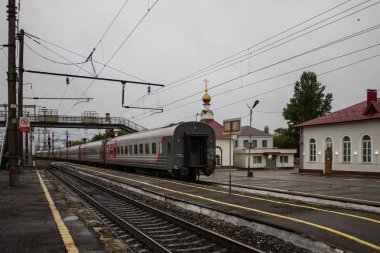 Murom, Vladimir bölgesi / Rusya - 11 Ağustos 2019: alacakaranlıkta erken bulutlu sabah trenlerinde yolcu trenleri ile tren istasyonu