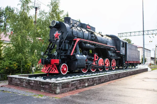 Murom, Vladimir bölgesi / Rusya - 11 Ağustos 2019: Monument Locomotive Pobedy L-2248
