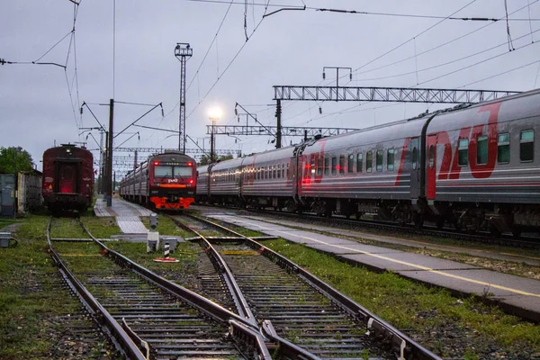 ムロム ウラジミール地域 ロシア 2019年8月11日 夕暮れの早い曇りの朝に鉄道に旅客列車を持つ鉄道駅 — ストック写真