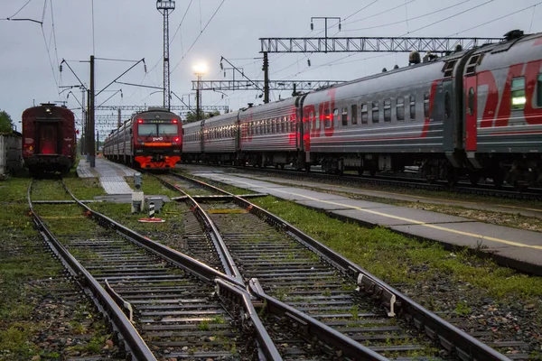 ムロム ウラジミール地域 ロシア 2019年8月11日 夕暮れの早い曇りの朝に鉄道に旅客列車を持つ鉄道駅 — ストック写真