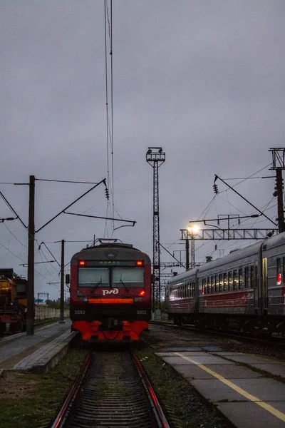 ムロム ウラジミール地域 ロシア 2019年8月11日 夕暮れの早い曇りの朝に鉄道に旅客列車を持つ鉄道駅 — ストック写真