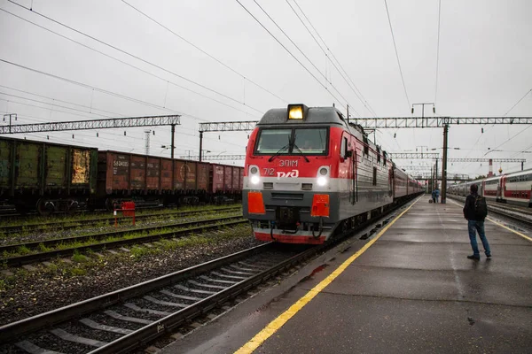 ムロム ウラジミール地域 ロシア 2019年8月11日 夕暮れの早い曇りの朝に鉄道に旅客列車を持つ鉄道駅 — ストック写真