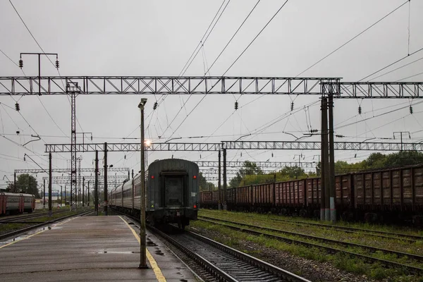穆罗姆 弗拉基米尔地区 俄罗斯 2019年8月11日 火车站在暮色中清晨多云的早晨与旅客列车在铁轨上 — 图库照片
