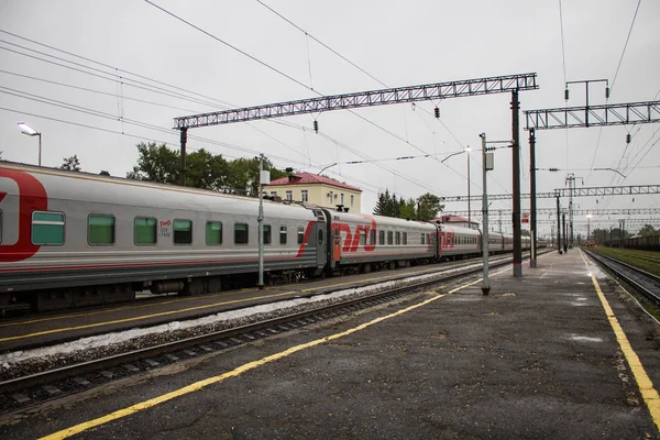 ムロム ウラジミール地域 ロシア 2019年8月11日 夕暮れの早い曇りの朝に鉄道に旅客列車を持つ鉄道駅 — ストック写真