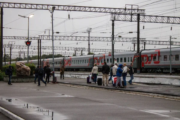 ムロム ウラジミール地域 ロシア 2019年8月11日 鉄道駅で列車を待っている人々 — ストック写真