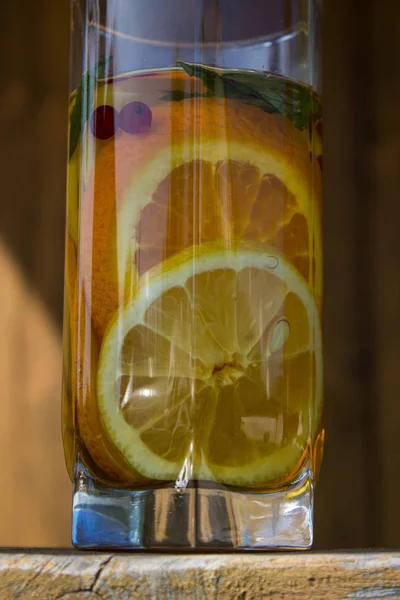 Refrescante Con Rodajas Naranja Una Taza Vidrio — Foto de Stock