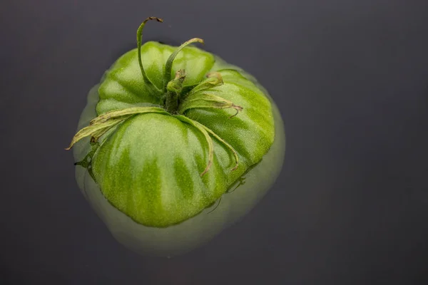 Tomate Verde Grande Flotando Agua Oscura — Foto de Stock