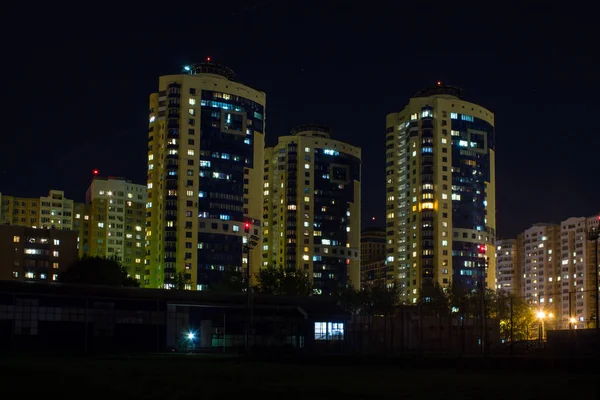 Moskova / Rusya - 25 Ağustos 2019: karanlık gökyüzüne karşı yüksek evler ve parlayan Pencereler ile gece şehir