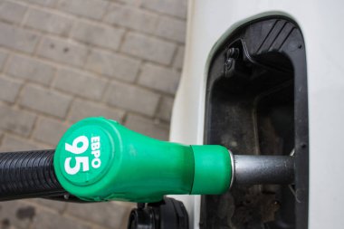 Murom, Vladimir bölgesi / Rusya-Ağustos, 14, 2019: Beyaz bir otomobilin gaz tankına yerleştirilen Euro 95 yazılı yakıt ikmali