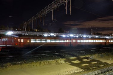 Reutov, Moskova bölgesi / Rusya-Ağustos, 27, 2019: akşam geç saatlerde raylar üzerinde bir tren ile tren istasyonu