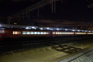 Reutov, Moskova bölgesi / Rusya-Ağustos, 27, 2019: akşam geç saatlerde raylar üzerinde bir tren ile tren istasyonu