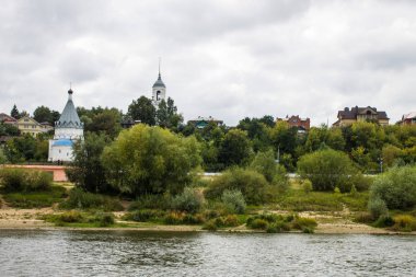 Murom Vladimir bölge Rusya bulutlu yaz günü şehir Oka nehri görünümü