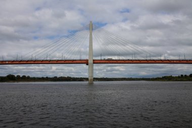 Bir yaz bulutlu bir günde Oka nehri boyunca Murom Rusya'da kablo-kaldı köprü
