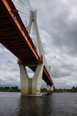 Bir yaz bulutlu bir günde Oka nehri boyunca Murom Rusya'da kablo-kaldı köprü