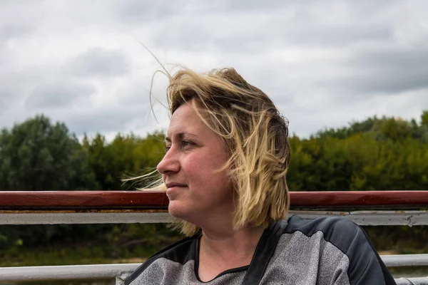 Mujer Rubia Blanca Años Con Pelo Corto Volando Viento Bordo — Foto de Stock