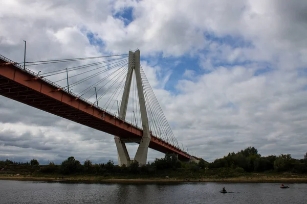 夏季多云天 俄罗斯穆罗姆的电缆架设桥横跨奥卡河 — 图库照片
