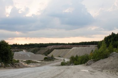 Bir yaz akşamı gün batımında Rusya'da eski bir terk edilmiş kireçtaşı ocağı