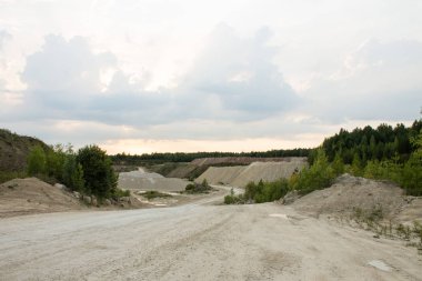 Bir yaz akşamı gün batımında Rusya'da eski bir terk edilmiş kireçtaşı ocağı