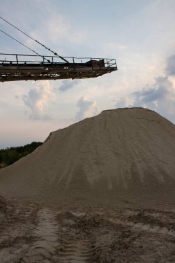 Sudogda, Vladimir oblast / Rusya: 15 Ağustos 2019: bir kireçtaşı ocağında taşıma boru hattının metal inşaatı