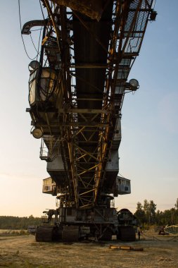 Voskresensky ilçesi, Moskova bölgesi / Rusya-Eylül, 7, 2019: kireçtaşı ocağında çok kovalı ekskavatör devi