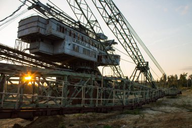 Voskresensky ilçesi, Moskova bölgesi / Rusya-Eylül, 7, 2019: kireçtaşı ocağında çok kovalı ekskavatör devi