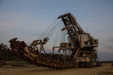 Voskresensky ilçesi, Moskova bölgesi / Rusya-Eylül, 7, 2019: kireçtaşı ocağında çok kovalı ekskavatör devi