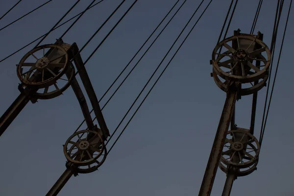 Fragment Der Metallkonstruktion Des Baggers Gegen Den Himmel — Stockfoto