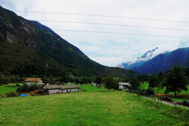 Alpler İsviçre'de eski bir köy ile Dağ manzara