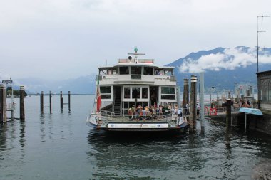 Locarno, Ticino Kantonu / İsviçre-Temmuz, 27, 2019: Maggiore Gölü'ndeki iskelede yolcu feribotu