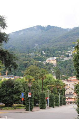 Locarno, Ticino Kantonu / İsviçre-Temmuz, 27, 2014: bulutlu bir yaz gününde şehir merkezinin görünümü