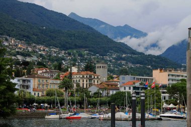 Locarno, Ticino Kantonu / İsviçre-Temmuz, 27, 2014: bulutlu bir yaz gününde şehir merkezinin görünümü