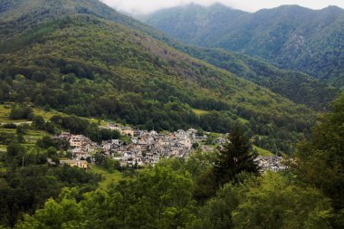 Alpler İsviçre'de eski bir köy ile Dağ manzara