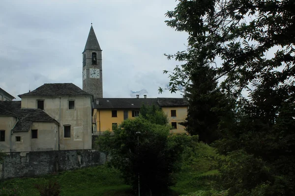 Paisaje Montaña Con Antiguo Pueblo Los Alpes Suiza — Foto de Stock