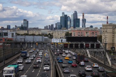 Moskova, Rusya - 14 Eylül 2019: Moskova şehrinin trafik ve mimari kompleksi ile karayolu üzerinde üst görünüm