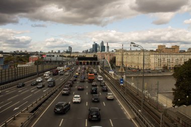 Moskova, Rusya - 14 Eylül 2019: Moskova şehrinin trafik ve mimari kompleksi ile karayolu üzerinde üst görünüm