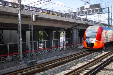 Moskova, Rusya - 14 Eylül 2019: demiryolu raylarının manzarası ve otobanın yanındaki kırmızı tren vagonuna binmek