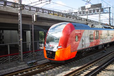 Moskova, Rusya - 14 Eylül 2019: demiryolu raylarının manzarası ve otobanın yanındaki kırmızı tren vagonuna binmek