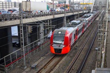 Moskova, Rusya - 14 Eylül 2019: demiryolu raylarının manzarası ve otobanın yanındaki kırmızı tren vagonuna binmek